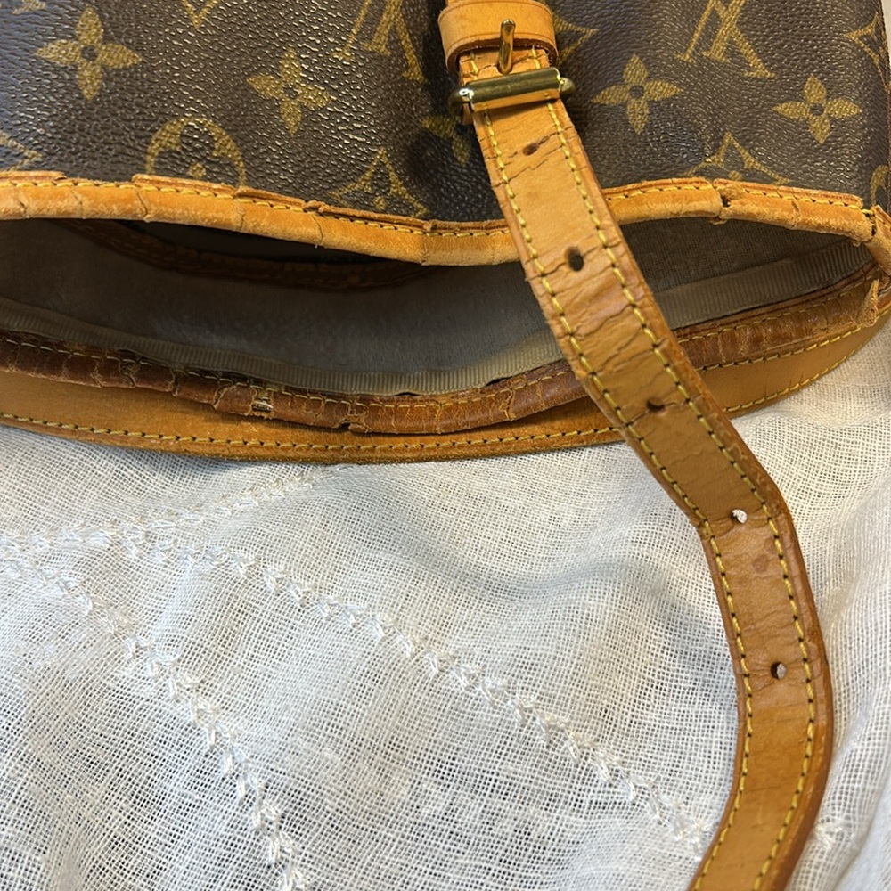 Louis Vuitton leather large bucket GM bag with chain leash inside - Picture 9 of 16
